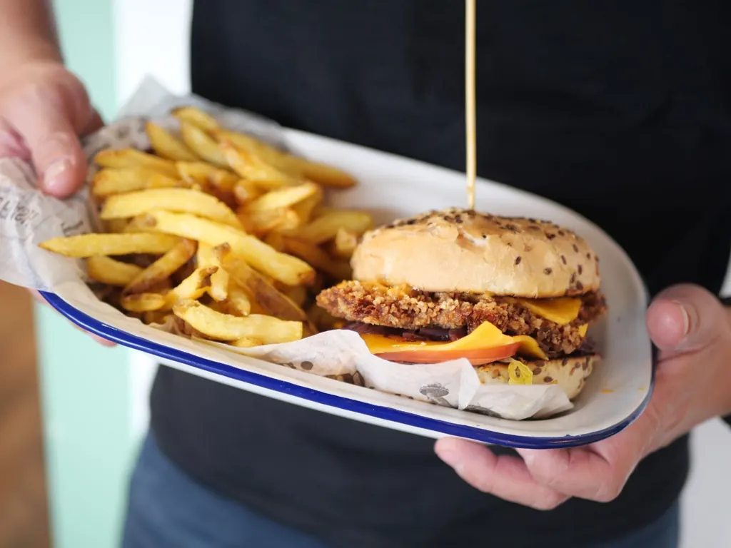 Burger et frites maison au déjeuner