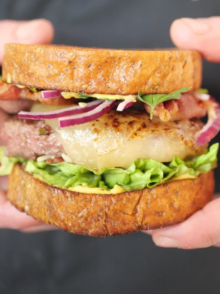 Le burger Signature « La Ménagerie » : brioche Bostock, steak français, tomme de montagne, pancetta